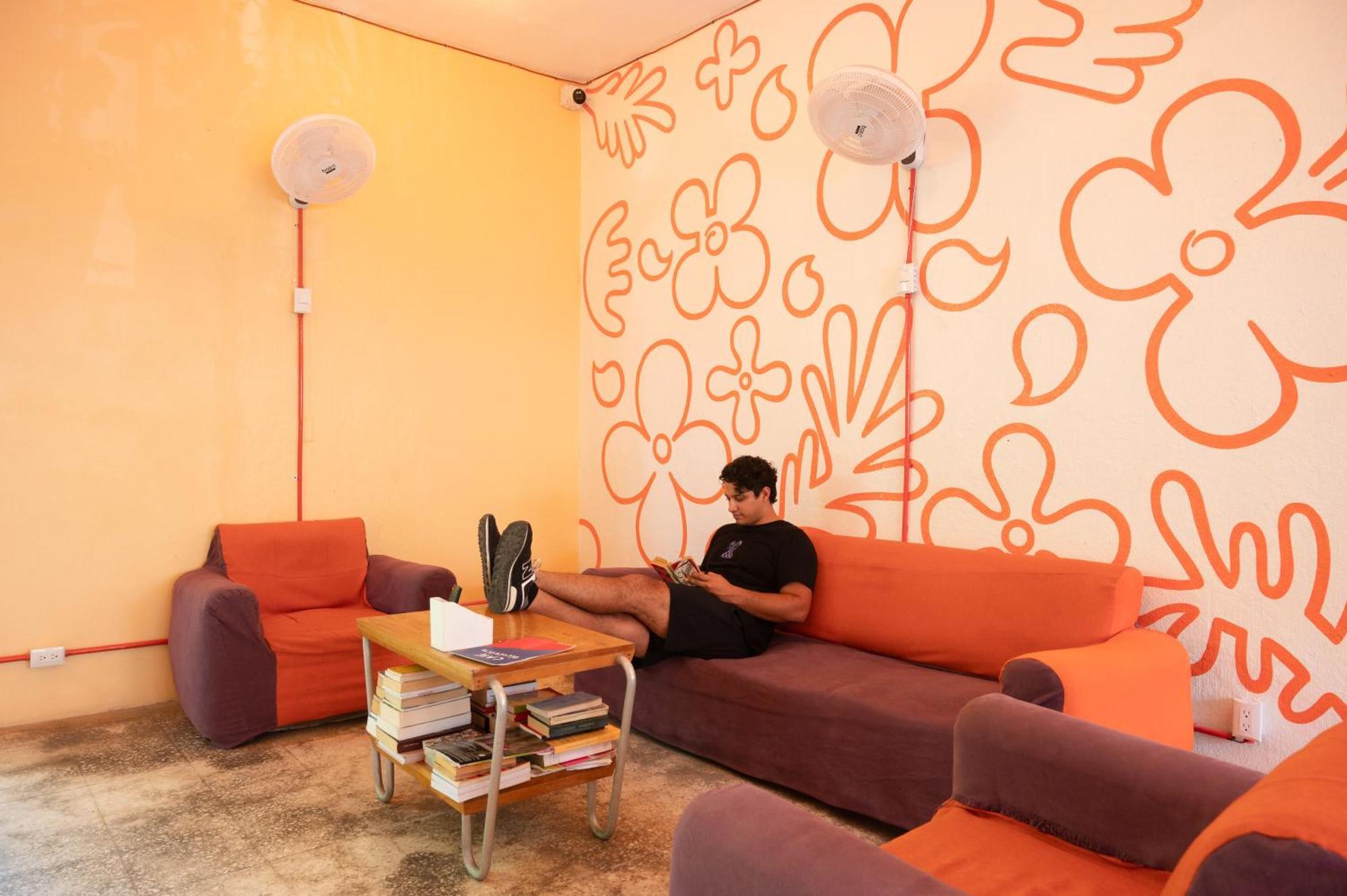 Macarena Hostel Флорес Экстерьер фото